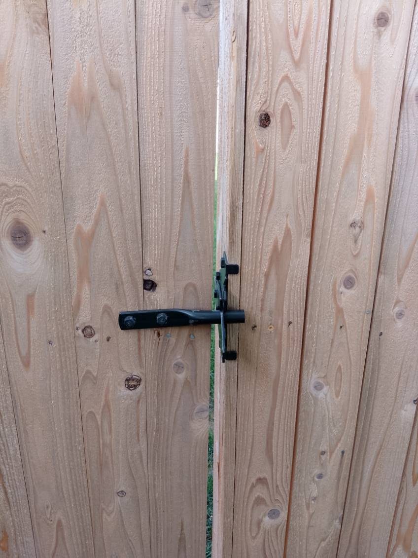 Wood picket gate gravity latch, closed